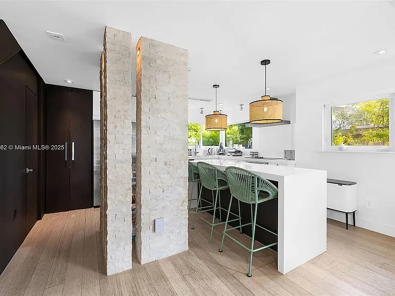 1024 Lenox Ave #4 — Photo 3