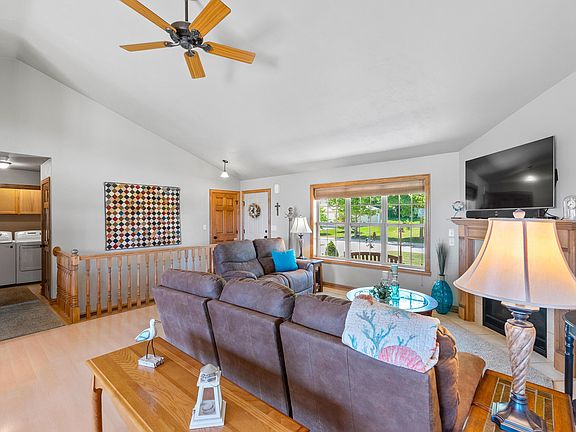 3rd image of 1544 Woodridge Ln #10