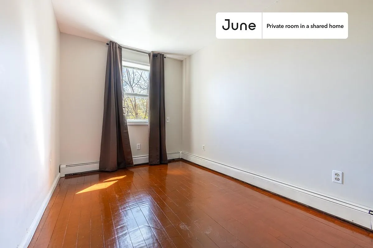 Full bedroom in 4 bed/3 bath home in Fort Greene #1078 C — Photo 4