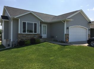 6433 Palmetto Cir SW, Cedar Rapids, IA 52404