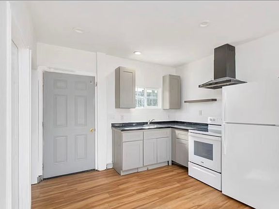 2nd image of 423 Willow Ave #423