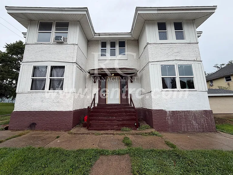 107-4 W Davis St — Photo 1