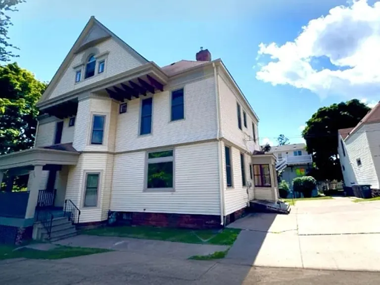 205 N 18th Ave E — Photo 1