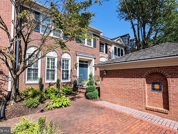 2nd image of 20 Maplewood Park Ct
