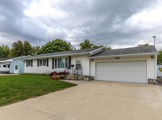 810 Rose Ln, Waterloo, IA 50702