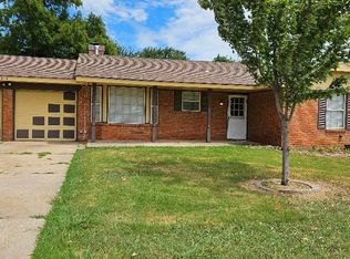 2412 Bellaire Dr, Moore, OK 73160
