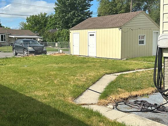 2nd image of 2323 1/2 Avenue