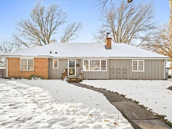 601 S Honeysuckle Dr, Olathe, KS 66061