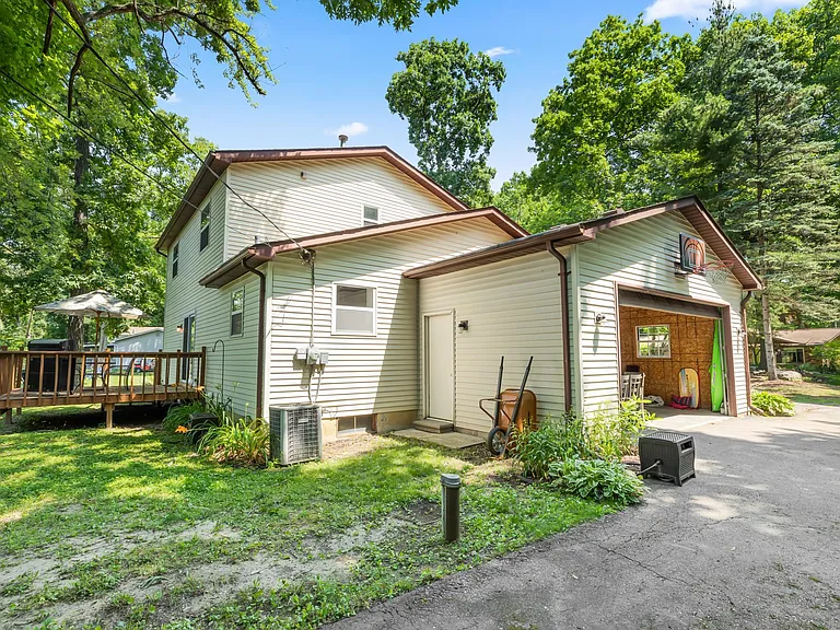 4575 Oakestia St — Photo 33