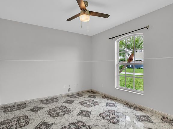 3rd image of 912 SE 5th Pl #H