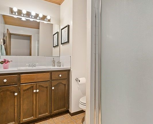 5th image of 25208 SE Mirrormont Dr