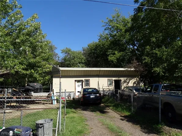 1701-1703 1705 Yoakum Ave, Arkoma, OK 74901