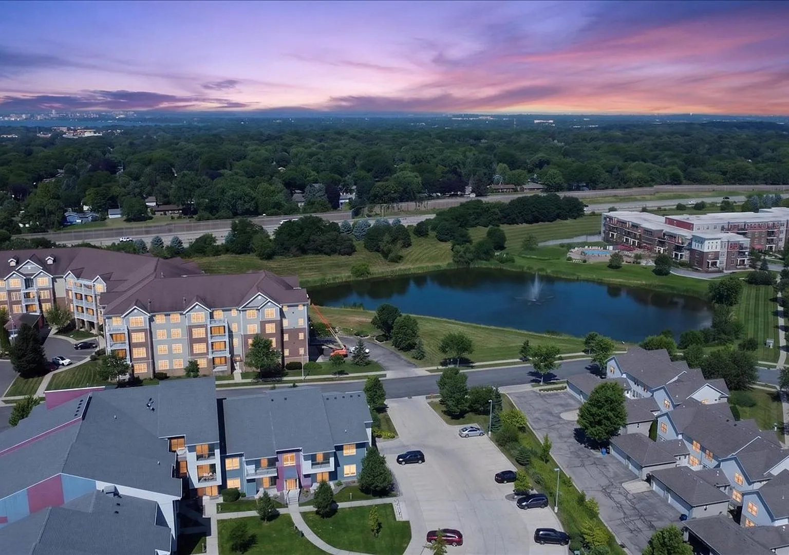 Now Leasing - Large 3 Level Apartment n Perfect Location — Photo 4