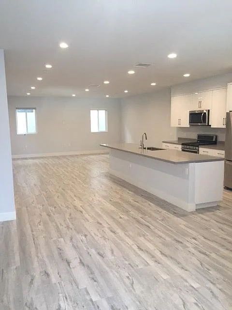3 bed, 2.5 bath, 2000 sqft, $4,400 — Photo 1