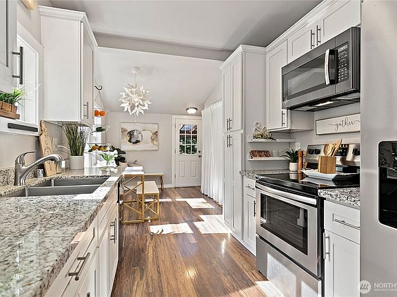 4th image of 2421 8th Avenue SE
