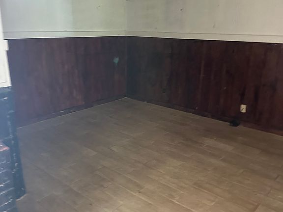 4th image of 910 Green Park St