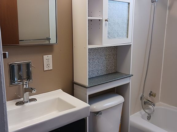 4th image of 208 3rd St Floor 1