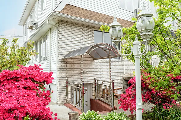 Sold by Compass | media 5