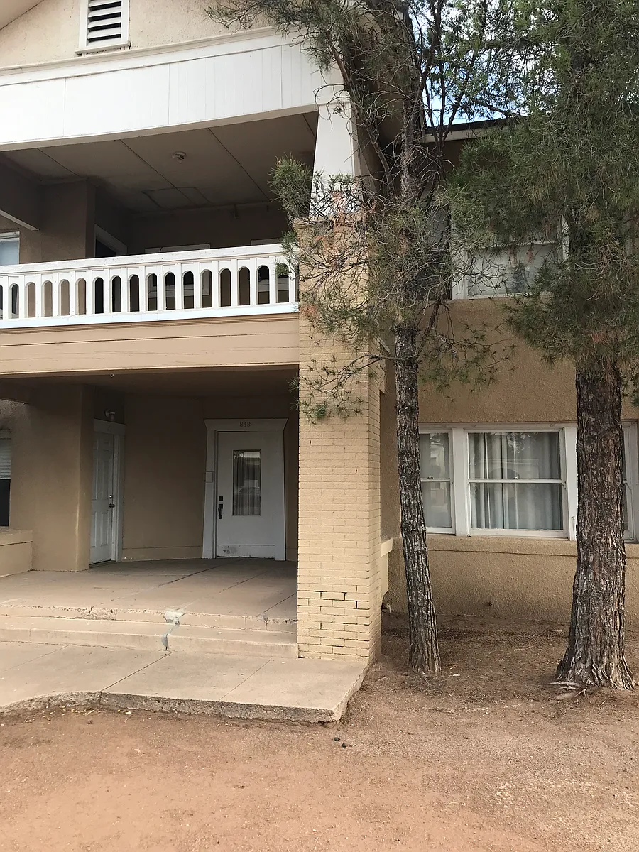Building Photo - 843 E 8th St #4