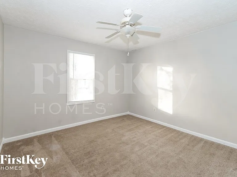 1032 E 3rd St — Photo 9