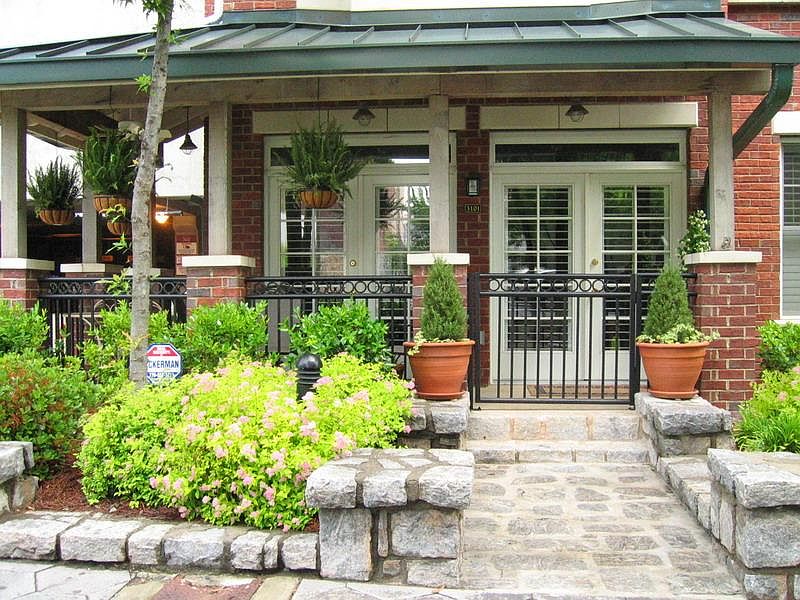 Terrace level with direct access to 6th street.