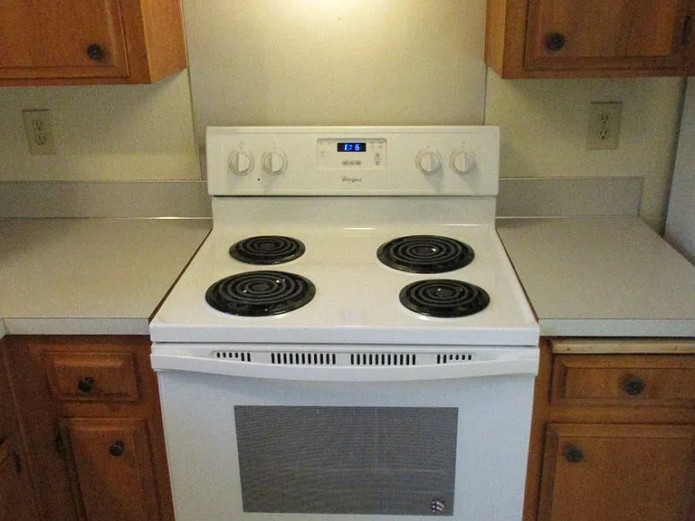 Large 2 bedroom w/ New carpet! — Photo 6