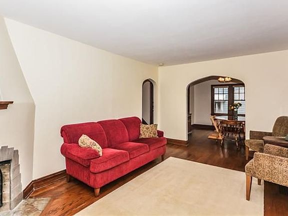 4th image of 302 Burwood Ave