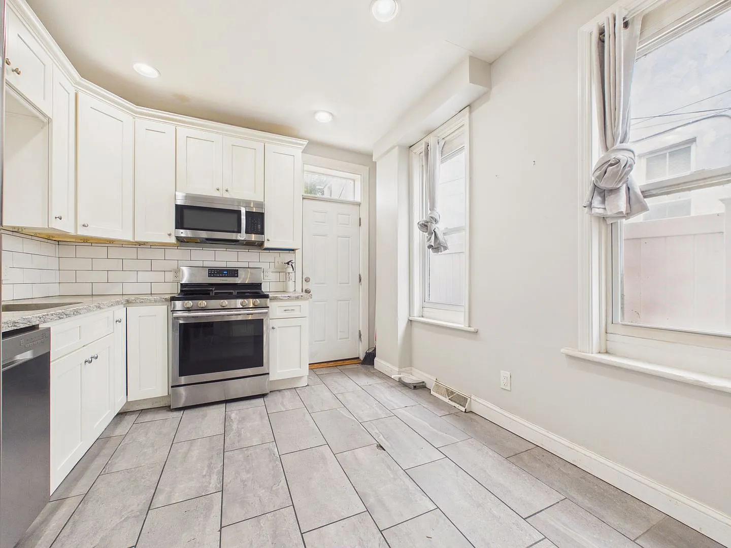 3 Bedroom Townhouse on N 4th St — Photo 3