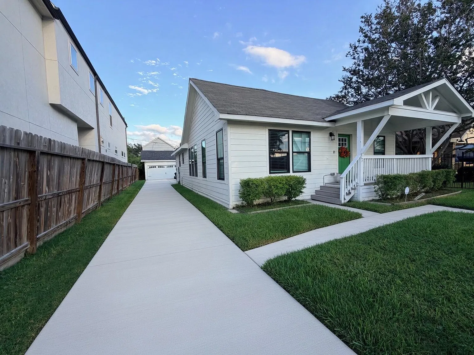 3 bed, 2.0 bath, 1248 sqft, $4,250 — Photo 2