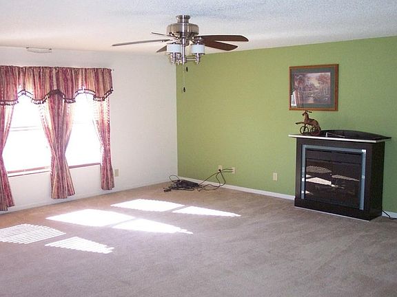 23 X 18 Great Room with Electric fireplace that stays!