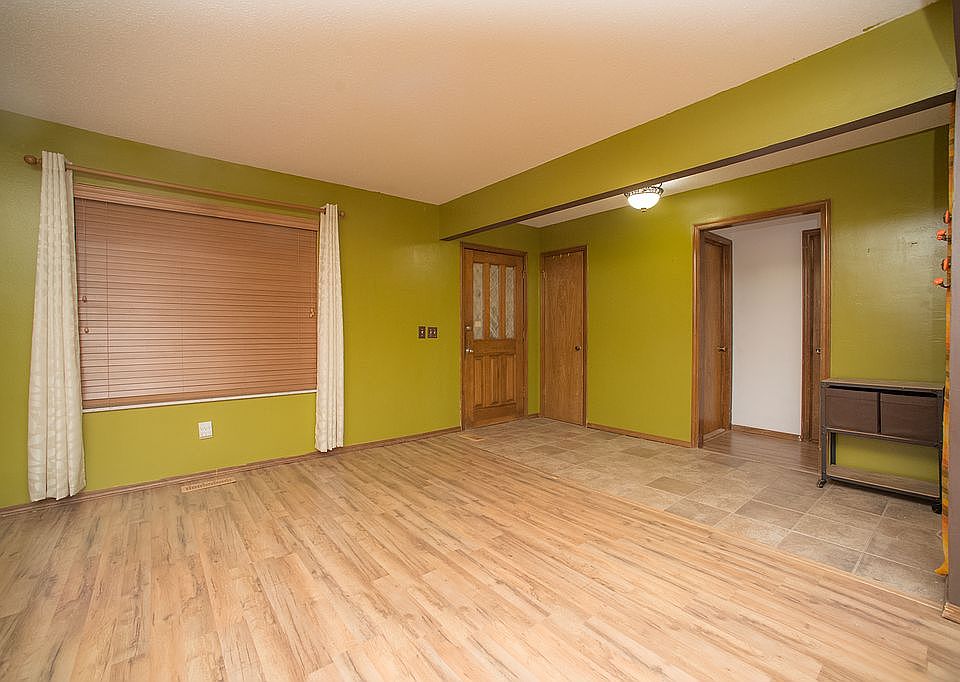 Entryway/Living Room