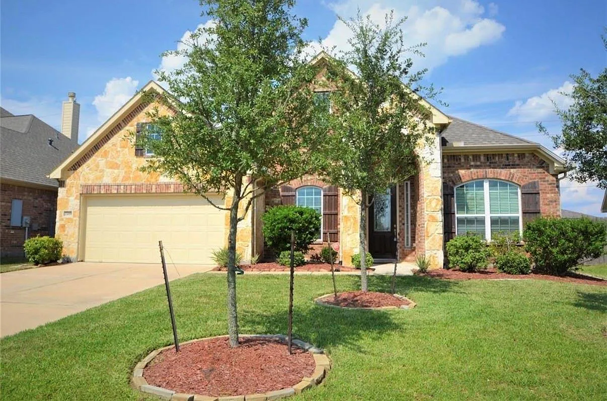 4 bed, 3.5 bath, 3301 sqft, $2,650 — Photo 1