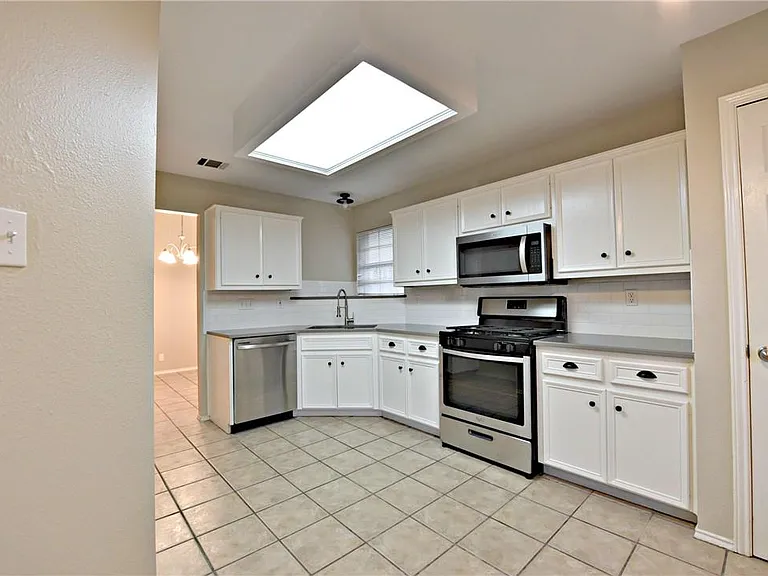 8402 Hillrock Dr — Photo 11