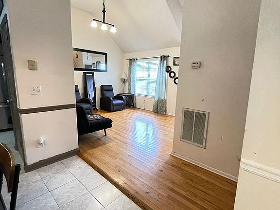 4th image of 660 Meadows Ln