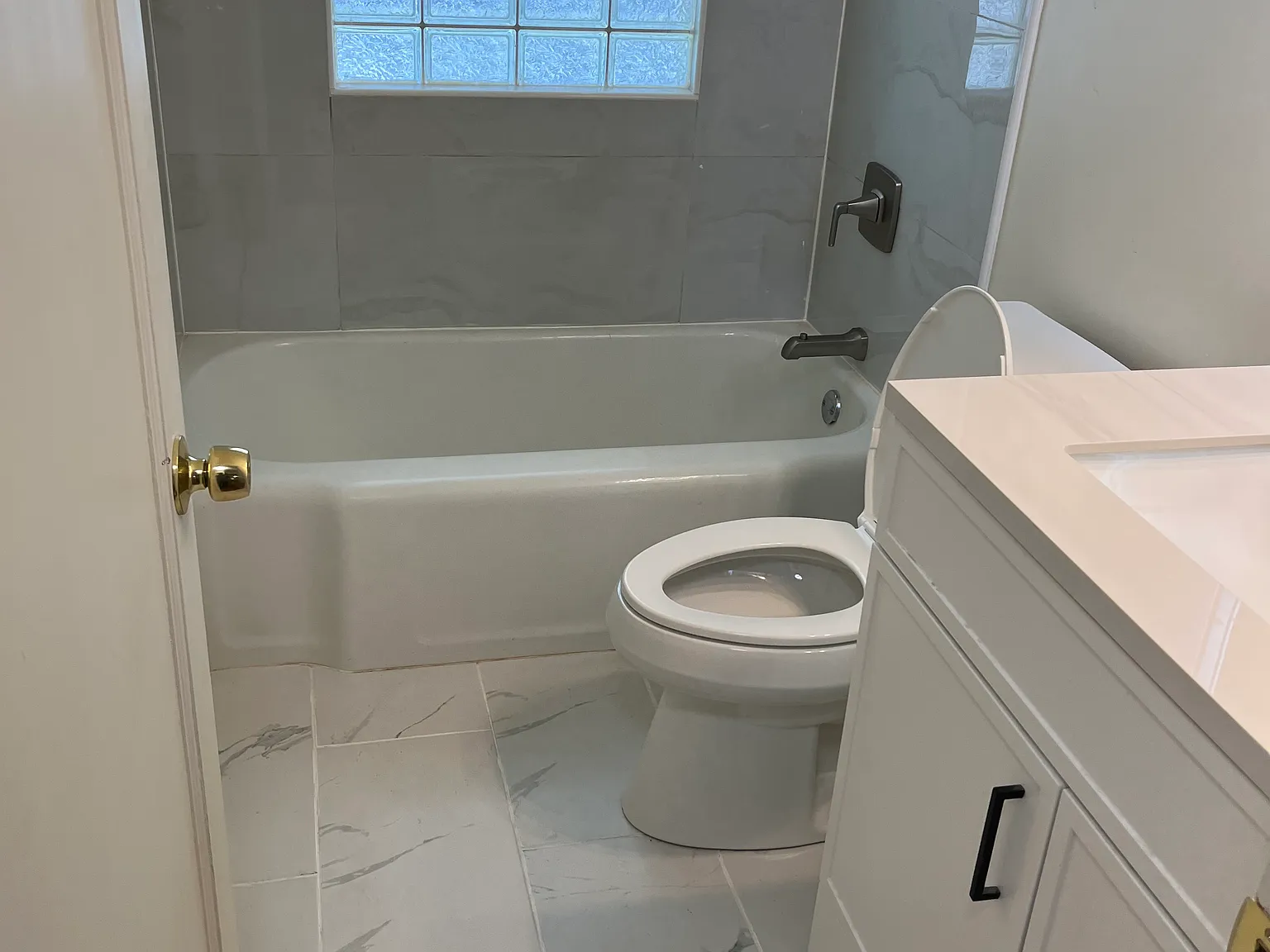 3 bed, 1.5 bath, 952 sqft, $2,000 — Photo 3