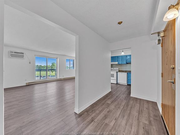 3rd image of 3950 Wyandotte St E #505