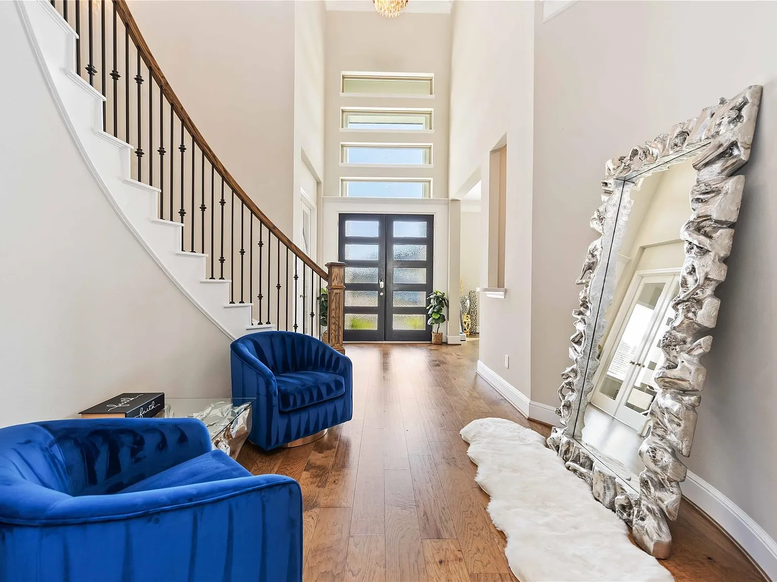5 bed, 7.0 bath, 5236 sqft, $9,700 — Photo 3