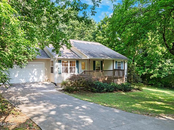 3rd image of 221 Liveoak Ln SW