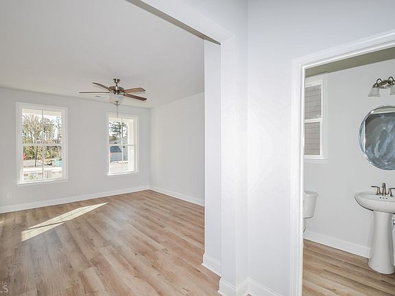 4th image of 376 Caledonia Ct