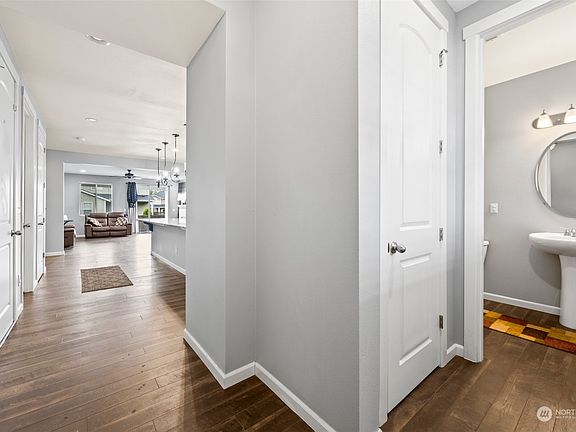 4th image of 217 Gipple Street NE