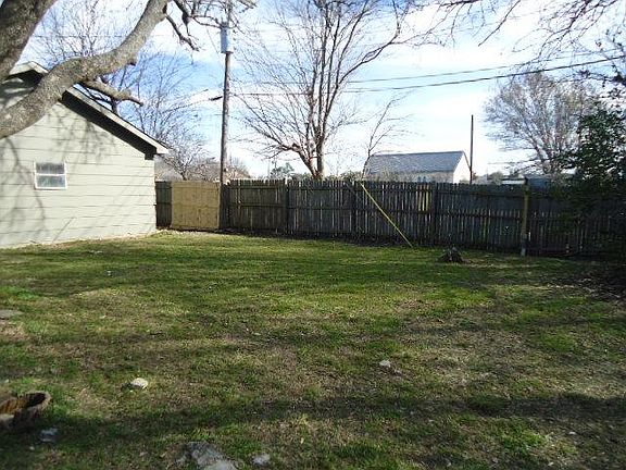 4th image of 802 Rosewood Ln