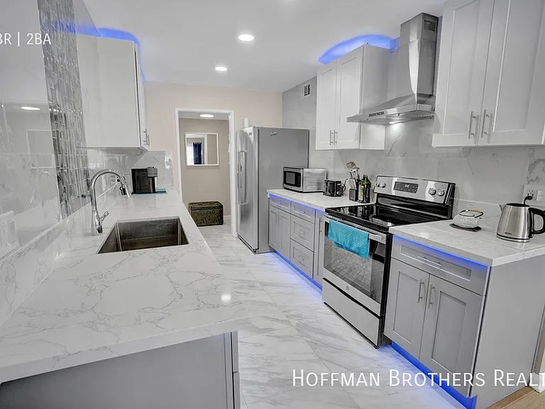 121 N Croft Ave #308 — Photo 2