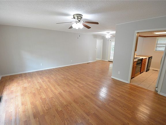 4th image of 34 Tamworth Cir