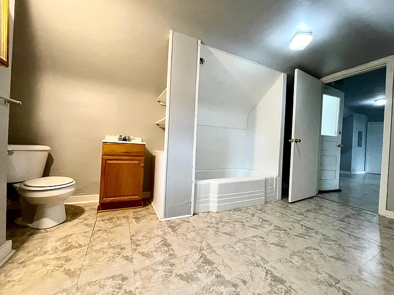 529 E 33rd St #2 — Photo 9
