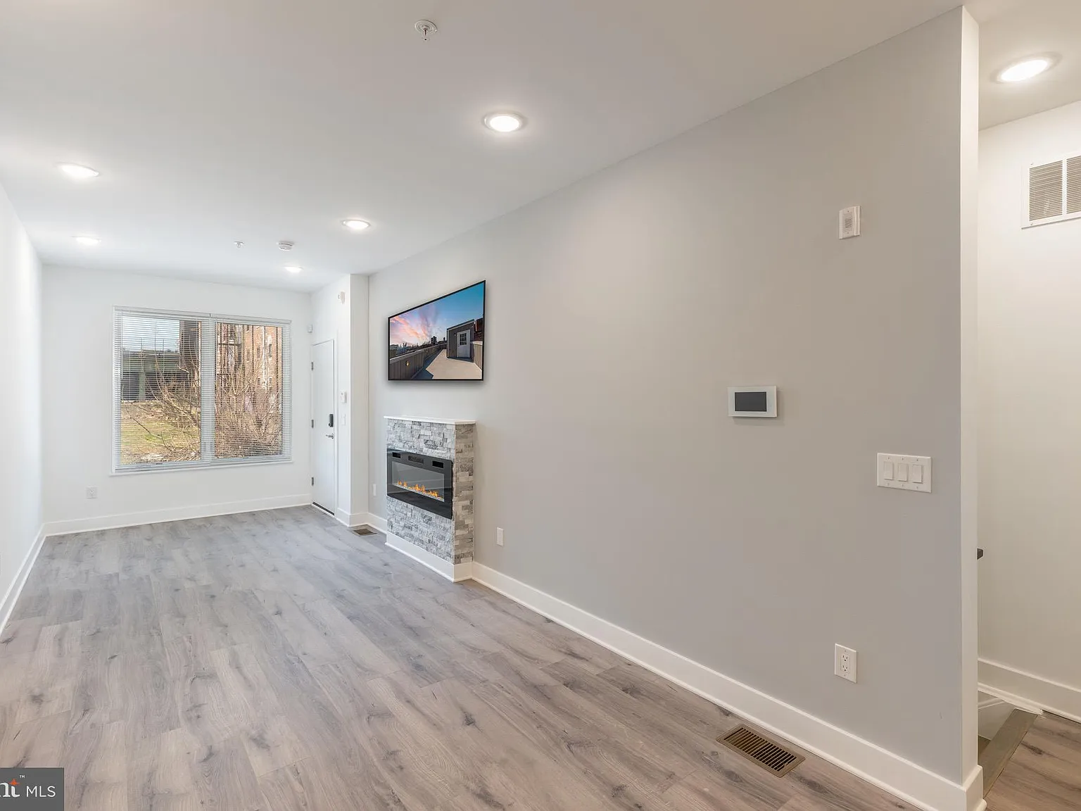 3 bed, 1600 sqft, $1,950 — Photo 3