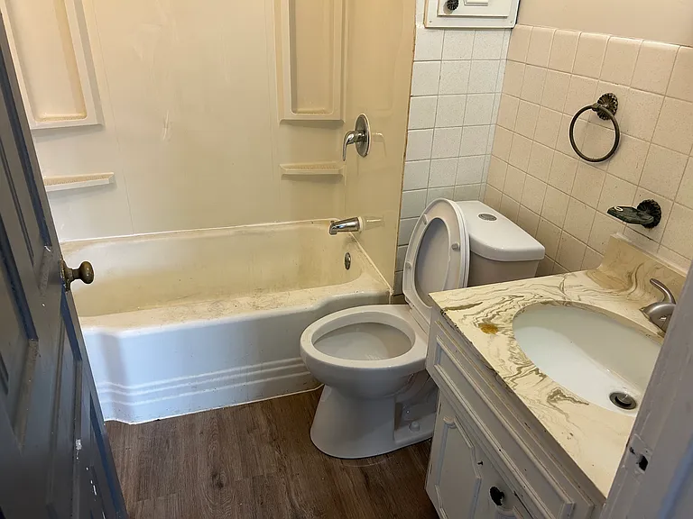 1613 Bay St — Photo 10
