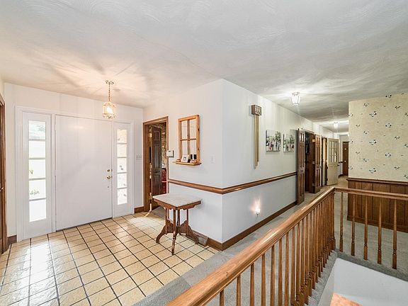 3rd image of 221 Saint Andrews Cir