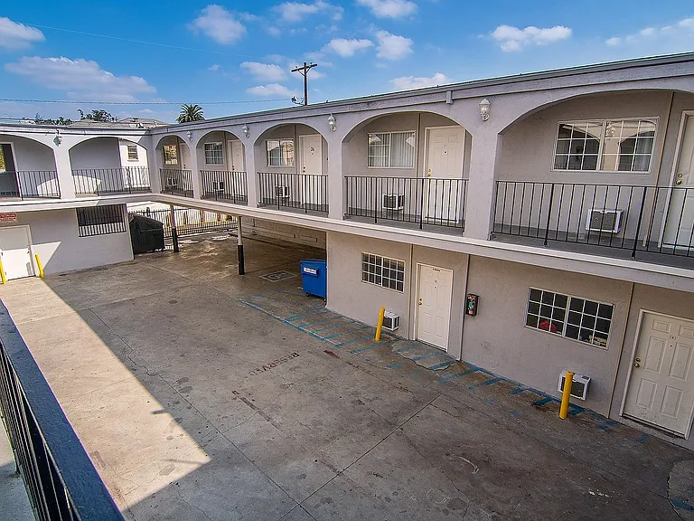 West Adams Studio Apartments — Photo 27