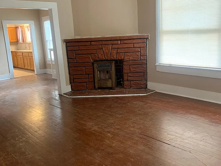 302 Hermitage Ct — Photo 3