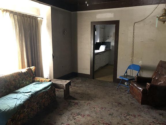 3rd image of 5325 Dunsmuir Ave